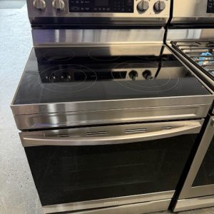Samsung 30-in Glass Top 5 Burners 6.3cu.ft. Self & Steam Cleaning Air Fry Convection Oven Freestanding Smart Electric Range (Fingerprint Resistant Stainless Steel)